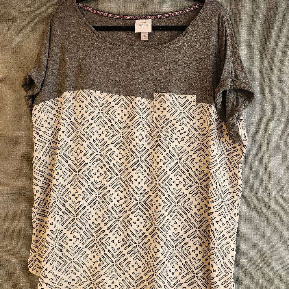 Like New Knox Rose Grey Patterned T-Shirt XXL
